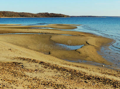 在沙滩上退潮照片