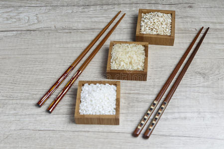 健康 美味的 粘贴 筷子 粮食 特写镜头 蒸的 桌子 托盘
