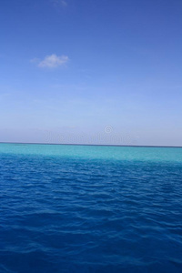 的大海蓝色的大海纹理与波和泡沫蓝色夏天大海背景深蓝色平静的大海