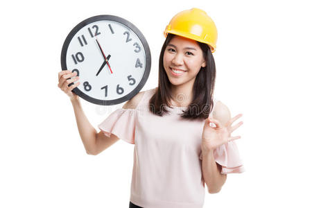 亚洲工程师女人用时钟显示正常。