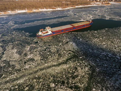 冬季在冰河上的货船。