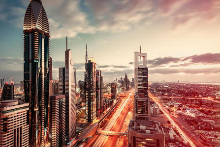空中俯瞰迪拜市中心，阿联酋。 艺术旅行和建筑背景。