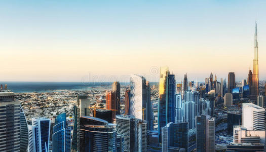 迪拜摩天大楼上空奇妙的景色。 旅行背景。