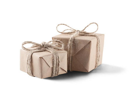 盒子与礼物包装在卡夫纸在孤立的背景