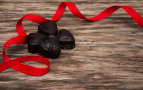 巧克力糖果和红丝带