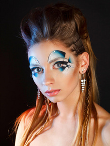 一个年轻女孩用明亮的蓝色化妆的美丽肖像。 艺术美设计。