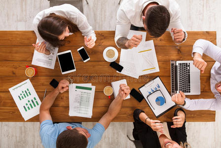 一群忙碌的商务人士在办公室工作,视野开阔照片