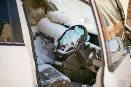 意外汽车。 沙龙坠毁的汽车被雪覆盖