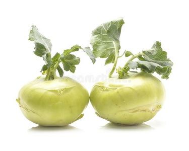 在白色上分离出新鲜的有机Kohlrabi。