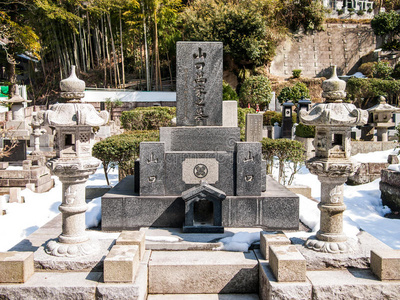 日本坟墓达利安河附近的利西安人的坟墓.在墓地里座敞开的坟墓