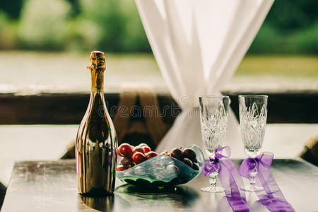 香槟和水果的静物生活