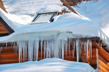寒冷的 冰冷的 季节 透明的 冻结 天气 冬天 自然 冰柱
