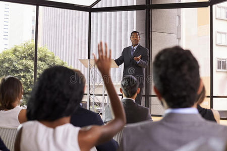 黑人商人举办研讨会接受观众的问题