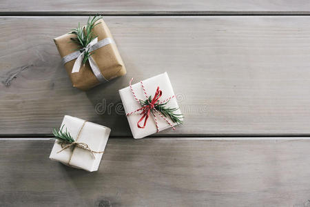 惊喜 圣诞节 庆祝 自制 纸张 桌子 美丽的 包裹 丝带
