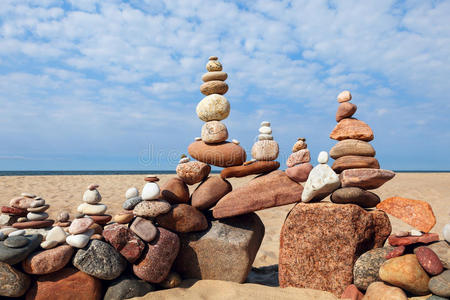 和谐与平衡的概念。 海滩上的摇滚禅宗