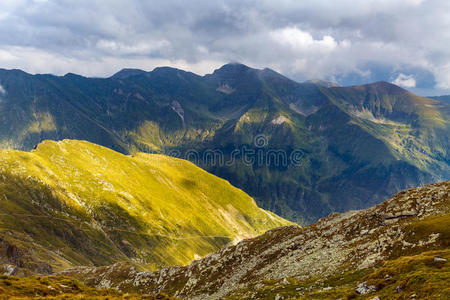 阴天的高山景观