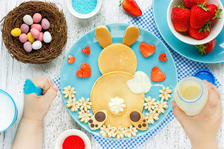 儿童复活节早餐的创意想法复活节兔子煎饼