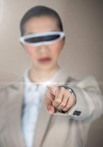 女商人在使用虚拟现实耳机时做手势