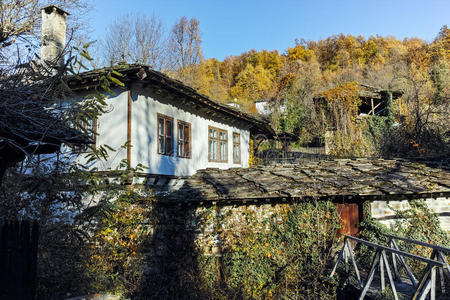 保加利亚布尔津西村建筑和历史保护区秋景