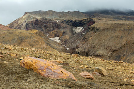 美丽的风景斜坡火山穆特诺夫斯基与云。