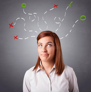 头上带着抽象标记思考的年轻女人照片