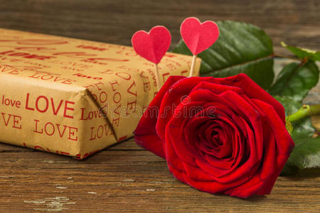 女人 礼物 丝带 二月 花的 情人 生日 卡片 招呼 咕哝