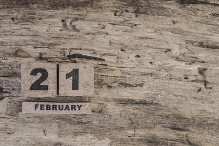 木制背景的2月份立方体日历