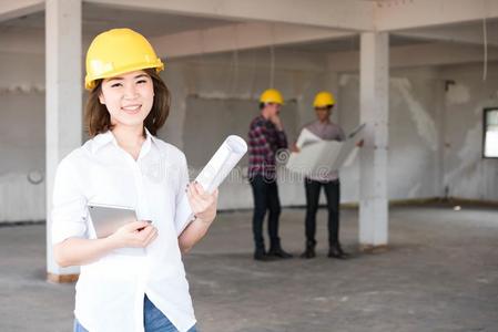 关闭女建筑工程师戴黄色安全帽w