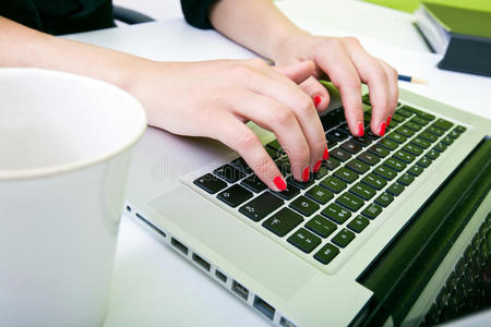 女性手在笔记本电脑上打字的特写镜头