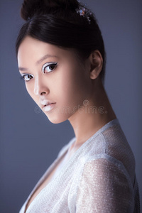 创意艺术化妆和发型。 美丽的亚洲女孩的肖像。