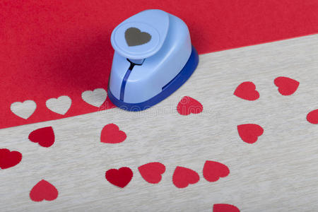 塑料纸打孔和手工制作的红心。