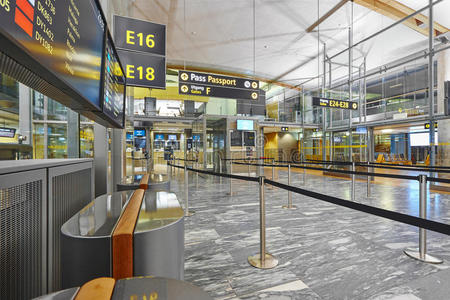 机场护照控制区，有线路和船舱。 国际终点站