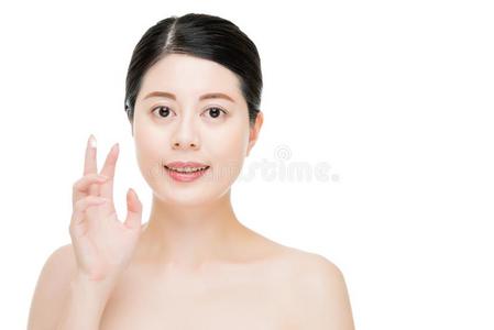 亚洲美女在脸上涂上保湿乳液