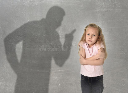 父亲或老师的影子尖叫，愤怒地指责年轻可爱的小女孩或女儿