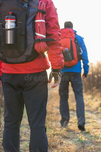 野外男性徒步旅行者的后视图