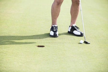 准备 俱乐部 高尔夫球运动 白种人 课程 瞄准 男人 闲暇