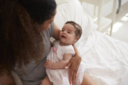 美国人 多种族 起源 小孩 种族 女儿 在室内 感情 伊比沙岛