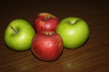 四个绿色苹果图片-四个绿色苹果素材-四个绿色苹果插画-摄图新视界