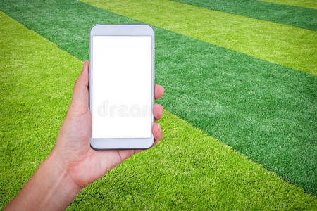 手持移动智能手机与足球场屏幕。