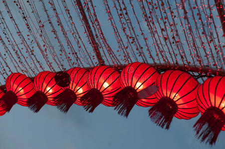 五颜六色的红色中国灯笼为新年而发光。