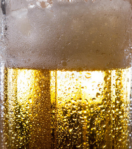 酒精饮料宏观画面上的啤酒有气泡和泡沫照片