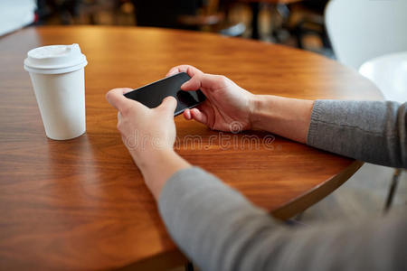 用智能手机和咖啡接近女人