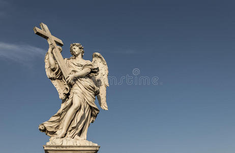 天使与十字架在庞特圣安杰洛罗马意大利照片