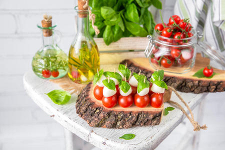 经典的意大利卡普里斯加拿斯沙拉配西红柿，马苏里拉和新鲜罗勒