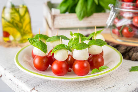 经典的意大利卡普里斯加拿斯沙拉配西红柿，马苏里拉和新鲜罗勒