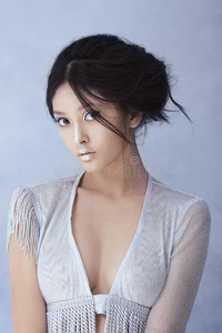 创意艺术化妆和发型。 美丽的亚洲女孩的肖像。