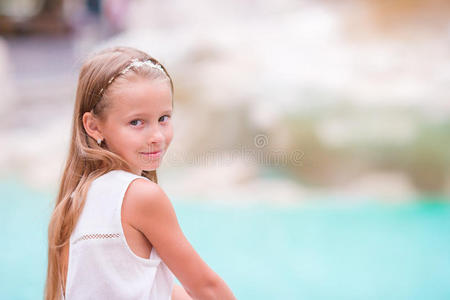 可爱的小女孩背景特雷维喷泉，罗马，意大利。 快乐的托德勒孩子在欧洲享受意大利假期。