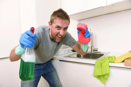 洗涤剂 愤怒的 白种人 真无聊 家务 眼睛 清理 手套 打扫