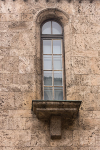 古老的教堂窗户显示出许多细节和质感