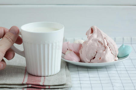 牛奶的彩色奶油.照片